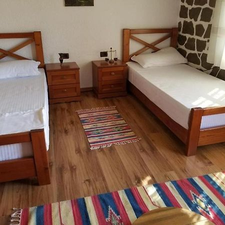 Bed & Breakfast Local Living Edi Berat Exteriör bild