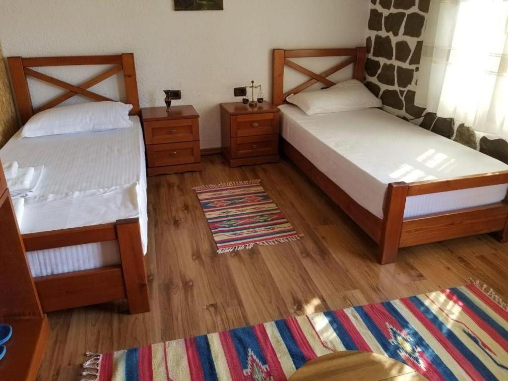 Bed & Breakfast Local Living Edi Berat Exteriör bild