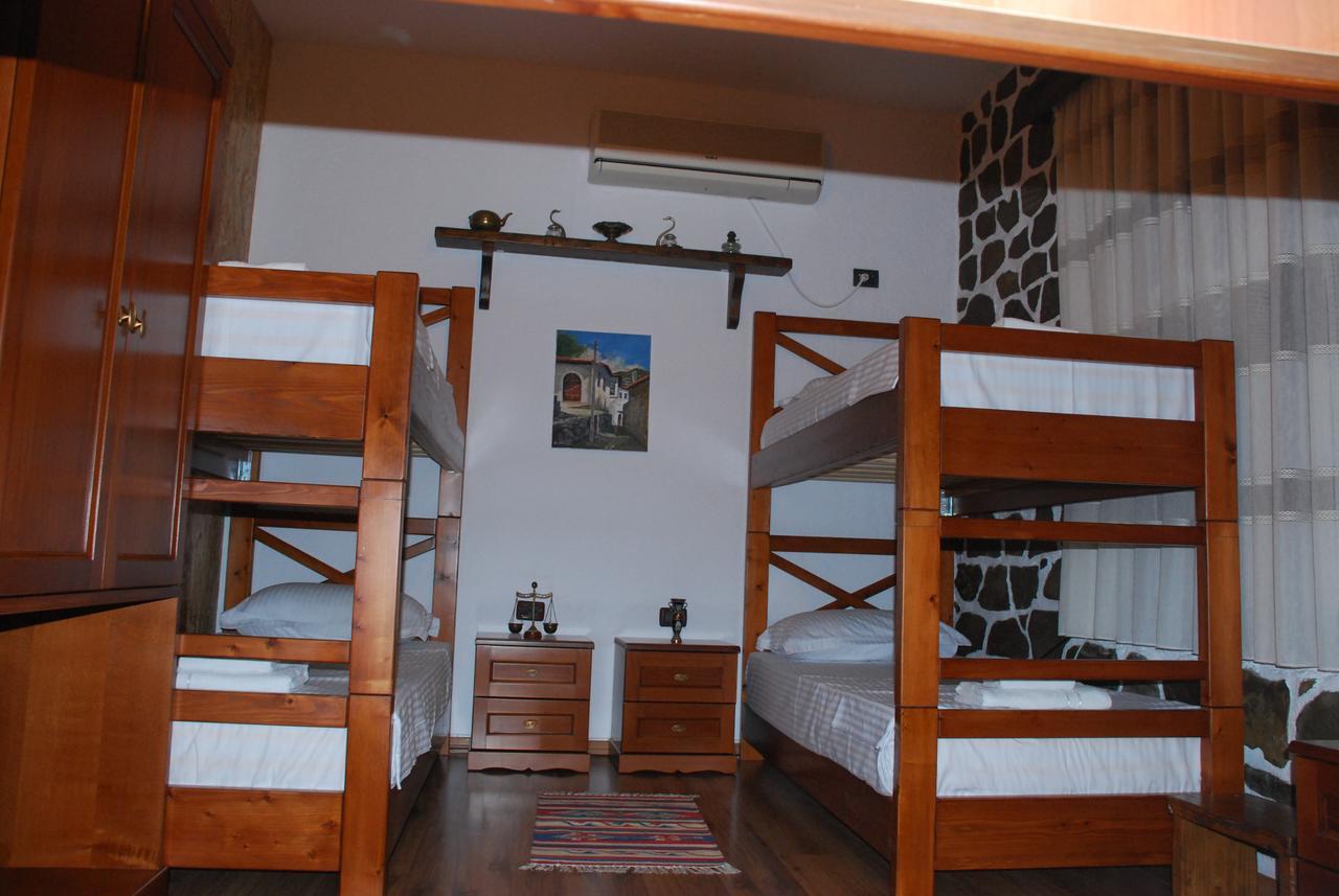 Bed & Breakfast Local Living Edi Berat Exteriör bild