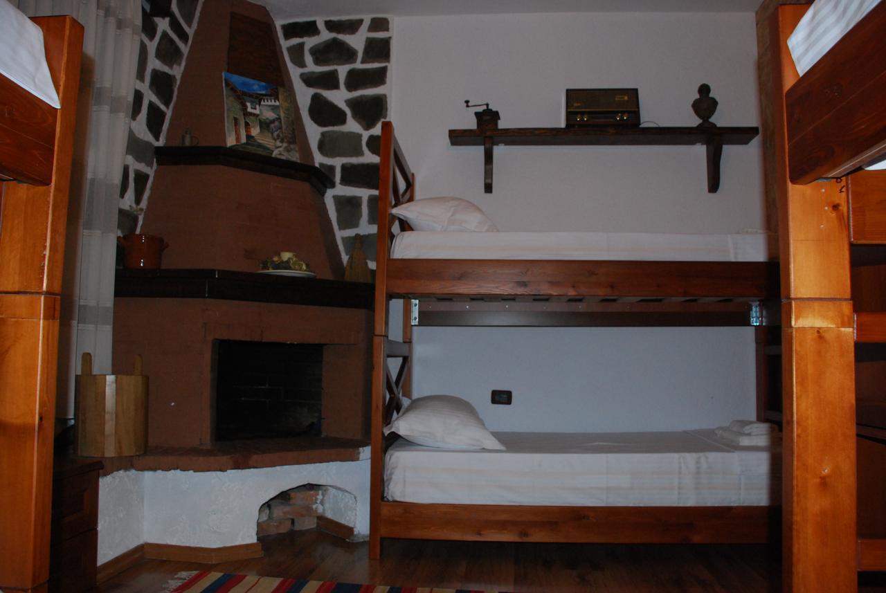 Bed & Breakfast Local Living Edi Berat Exteriör bild