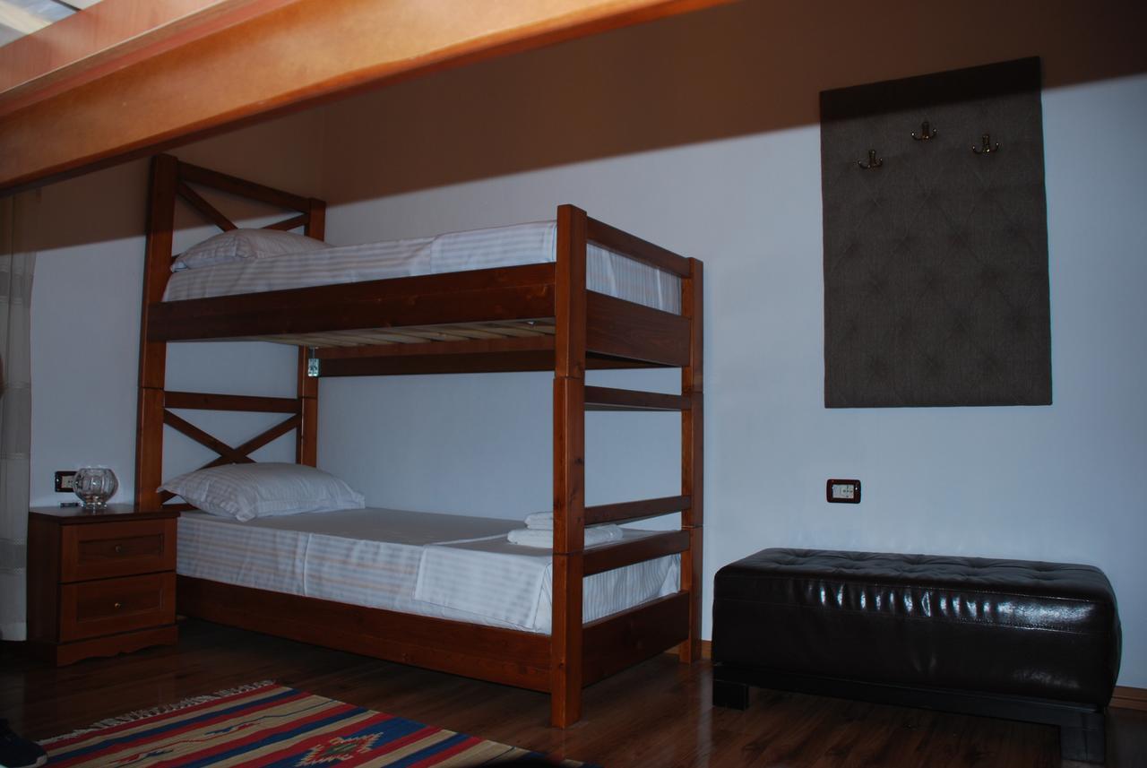 Bed & Breakfast Local Living Edi Berat Exteriör bild