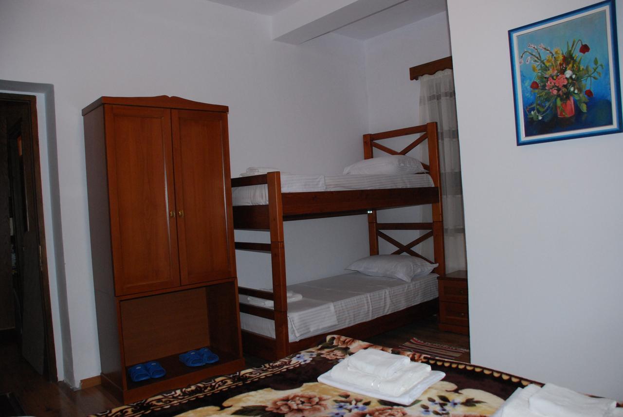 Bed & Breakfast Local Living Edi Berat Exteriör bild