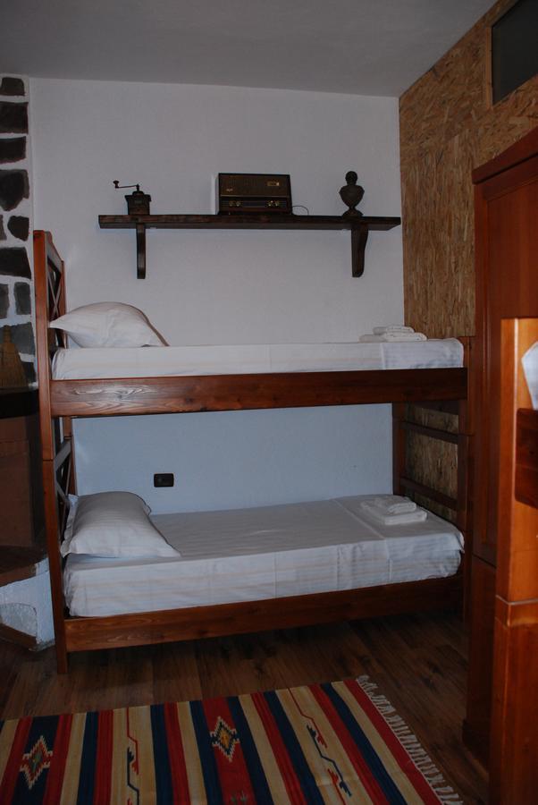Bed & Breakfast Local Living Edi Berat Exteriör bild