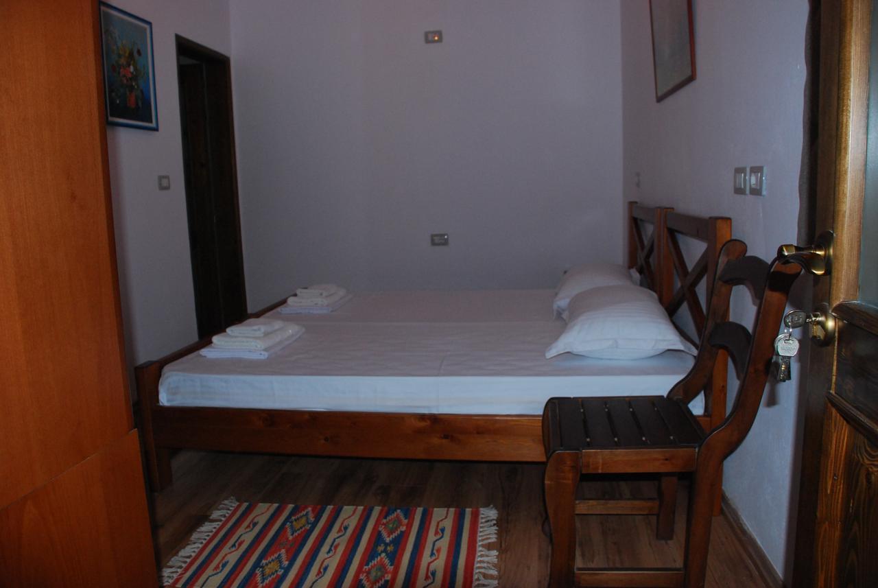 Bed & Breakfast Local Living Edi Berat Exteriör bild