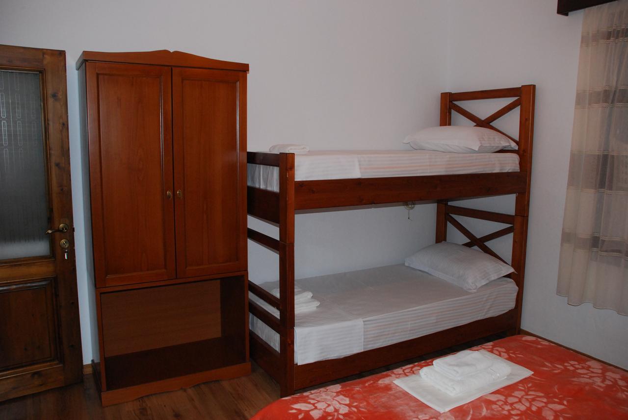 Bed & Breakfast Local Living Edi Berat Exteriör bild