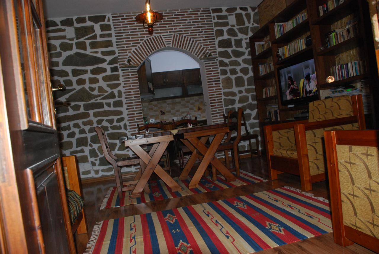 Bed & Breakfast Local Living Edi Berat Exteriör bild